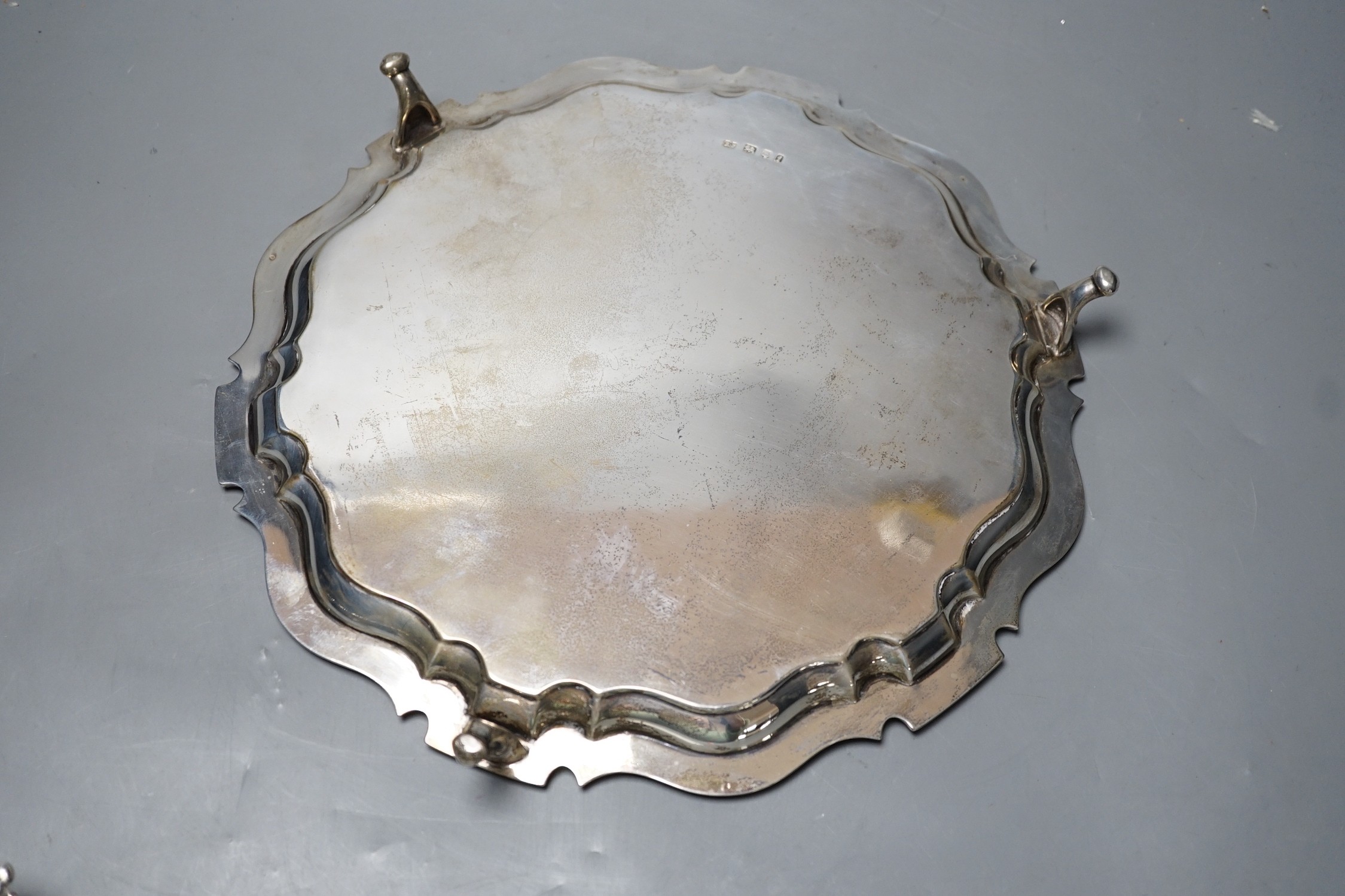 A George V silver salver, Robert Pringle & Sons, London, 1921, 29.7cm, 25.4oz.